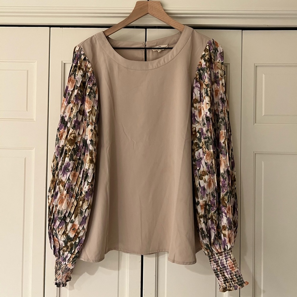 Blouse with floral sleeves